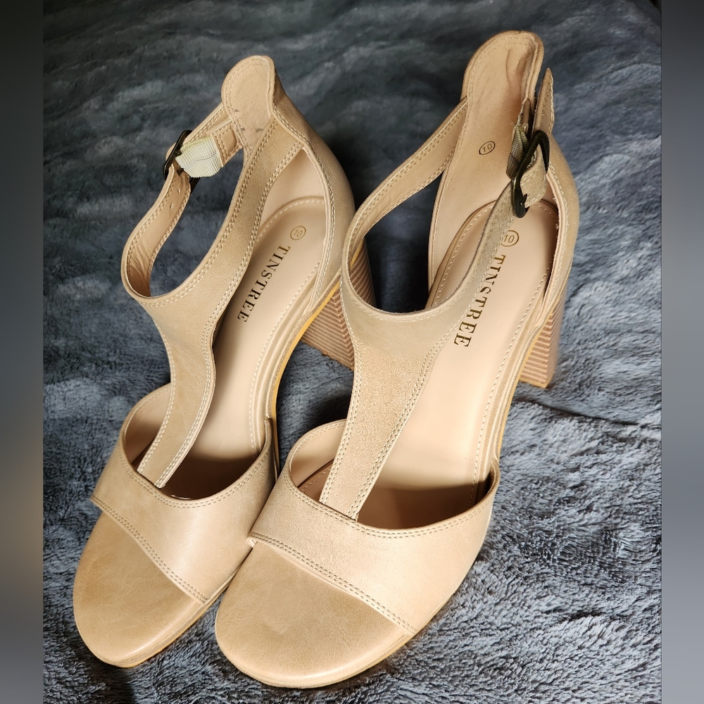 NWOT Tinstree Chunky Heels Beige Size 10